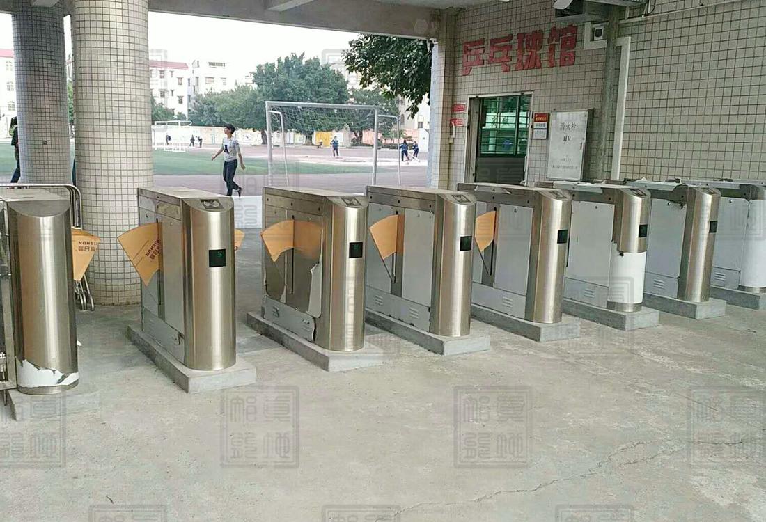 【真地翼閘問答篇】當(dāng)你使用翼型閘機(jī)時(shí)你應(yīng)該注意什么?